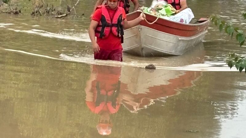 Bombeiros resgatam idosa de 95 anos ilhada após alagamento em Guarantã do Norte