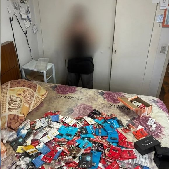 Polícia Civil apreende mais de 180 pen drives com pornografia infantil e prende suspeito em flagrante