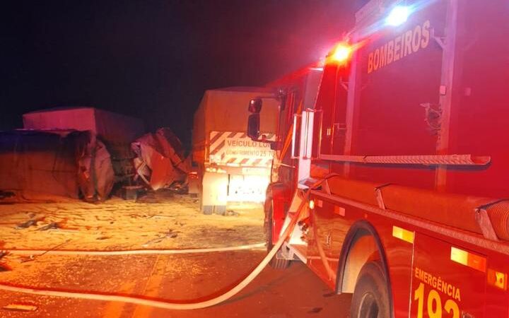 Tragédia na BR-163: colisão entre carretas termina em incêndio e morte em Matupá