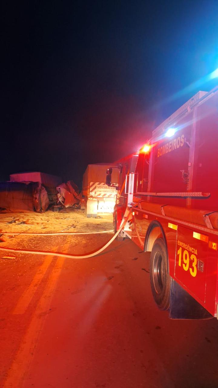 Tragédia na BR-163: colisão entre carretas termina em incêndio e morte em Matupá