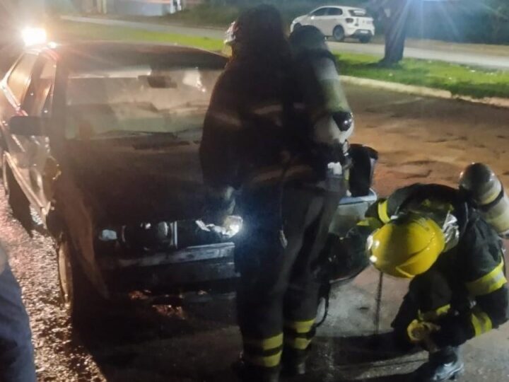 Carro pega fogo em avenida de Lucas do Rio Verde e mobiliza Corpo de Bombeiros
