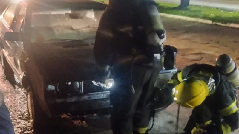 Carro pega fogo em avenida de Lucas do Rio Verde e mobiliza Corpo de Bombeiros