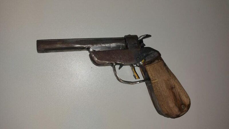 Adolescente é apreendido com arma artesanal escondida em supermercado em Diamantino