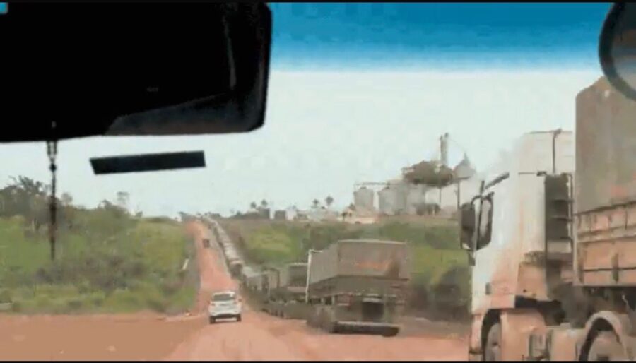 Safra recorde trava na estrada: fila de carretas com soja chega a 25 km rumo ao Porto de Miritituba