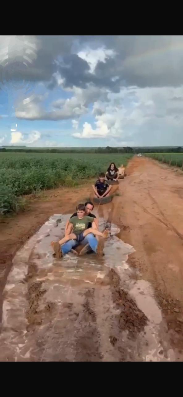 “Banana do agro”: brincadeira na lama vira fenômeno nas redes e emociona família em MT