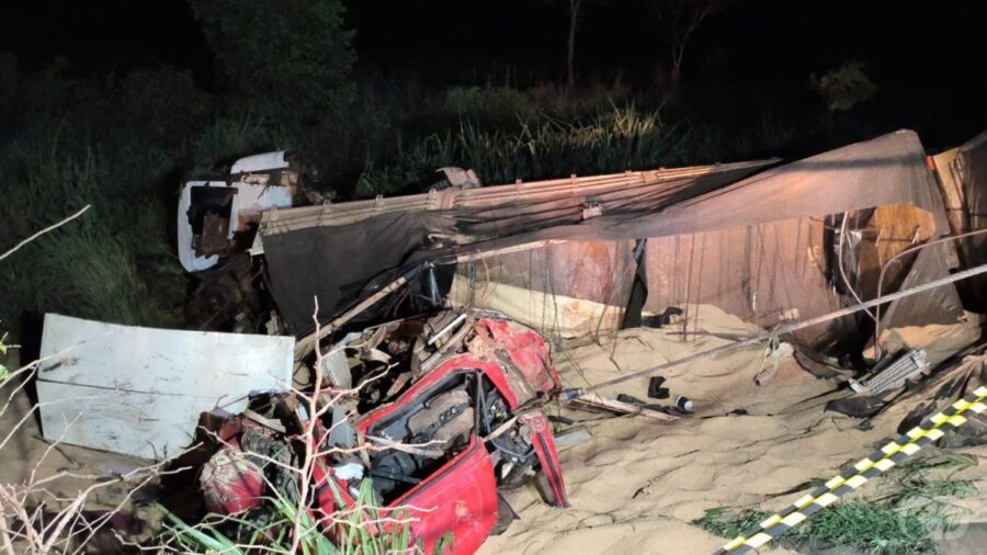 Duas pessoas morrem em colisão entre carretas na BR-364, em Mato Grosso – veja vídeo;
