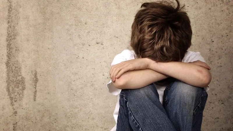 Mãe é levada à delegacia suspeita de abandonar filho de 9 anos para sair à noite