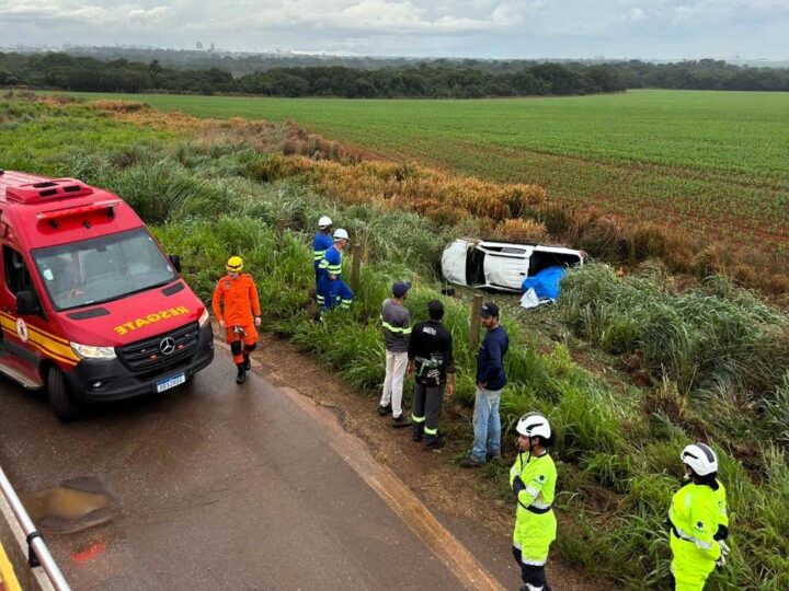 Capotamento na BR-163 mobiliza bombeiros e deixa motorista ferido em Lucas do Rio Verde