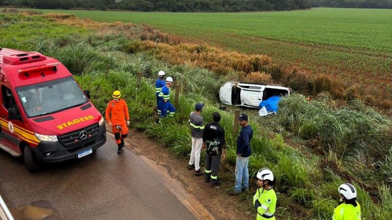 Capotamento na BR-163 mobiliza bombeiros e deixa motorista ferido em Lucas do Rio Verde