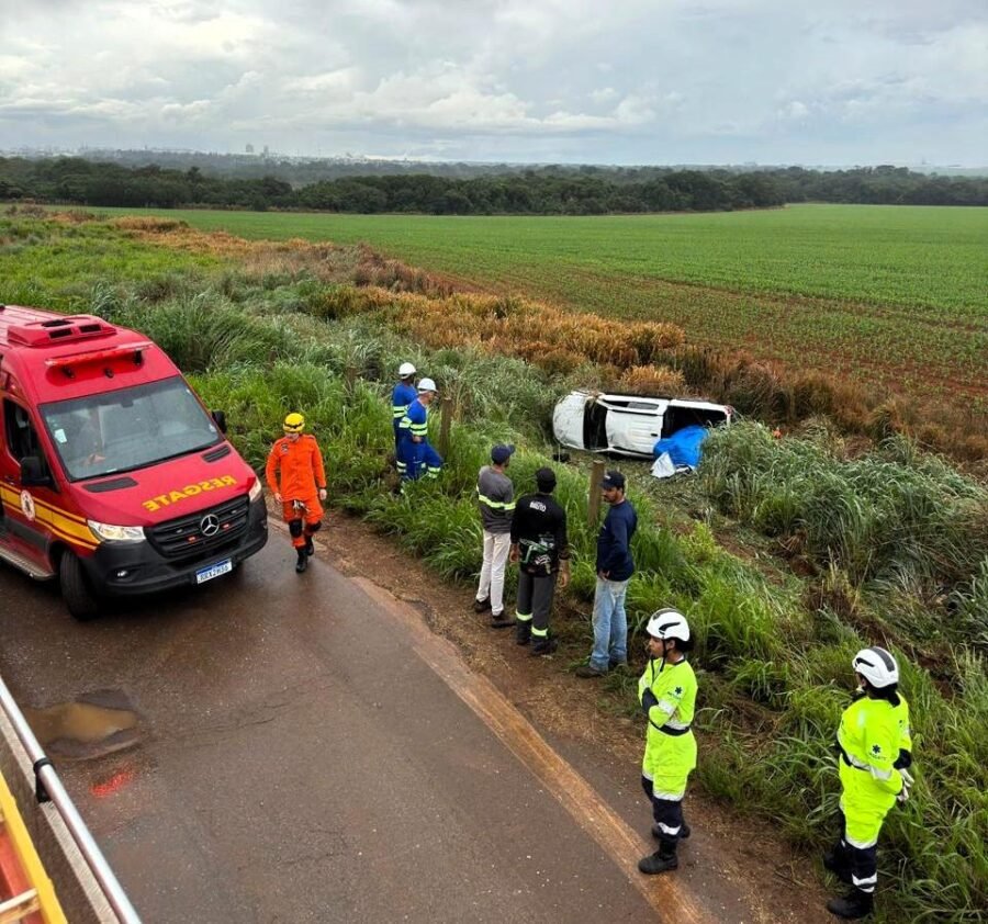 Capotamento na BR-163 mobiliza bombeiros e deixa motorista ferido em Lucas do Rio Verde
