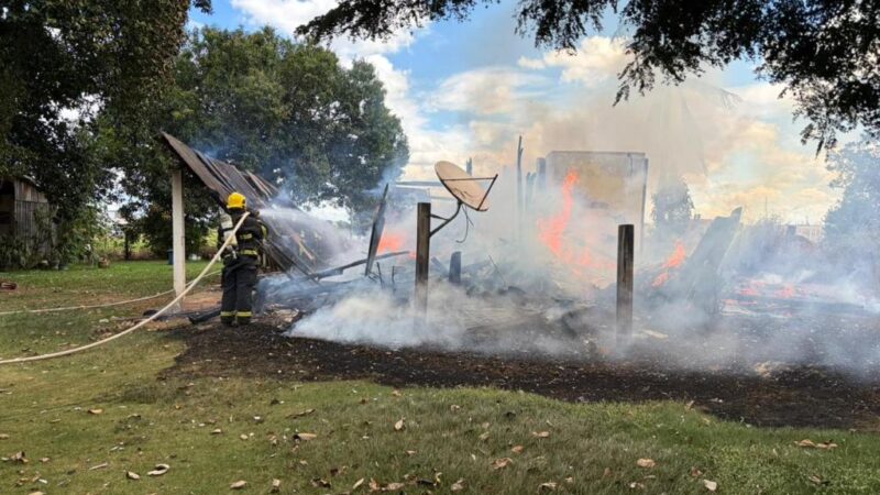 Incêndio em residência mobiliza bombeiros e consome mais de 5 mil litros de água em Sinop