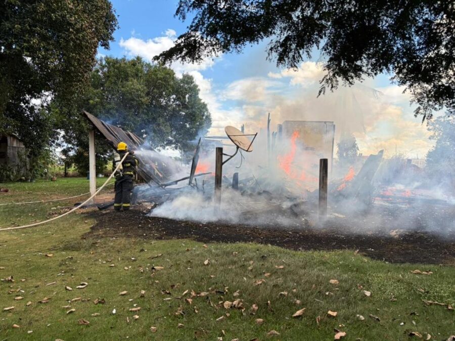 Incêndio em residência mobiliza bombeiros e consome mais de 5 mil litros de água em Sinop