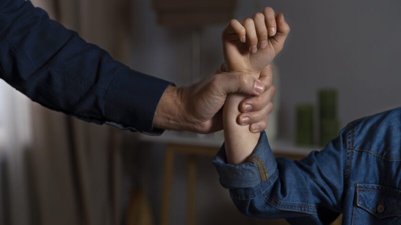 Homem é preso após agredir companheira em tratamento contra o câncer em MT