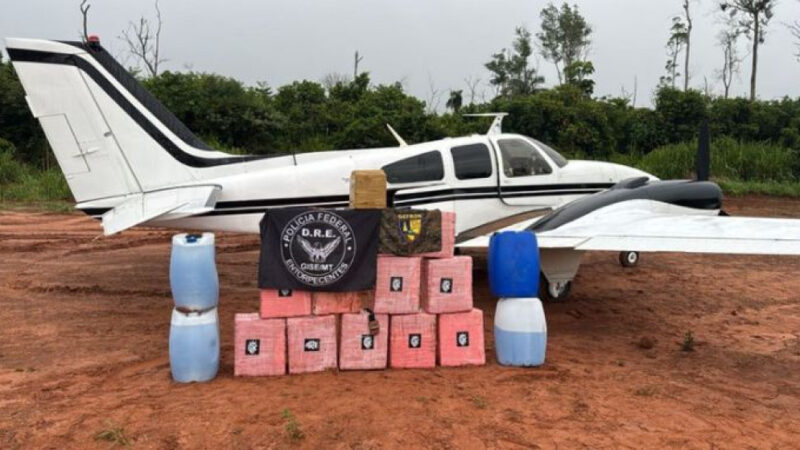 PF intercepta avião prestes a decolar e apreende 500 kg de cocaína em Marcelândia