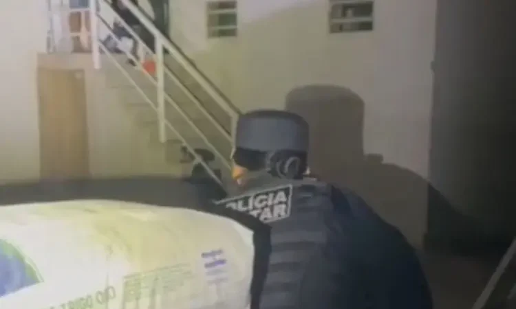 Veja o vídeo: família é resgatada após pedir ajuda em grupo de WhatsApp; seis são presos em Cuiabá.