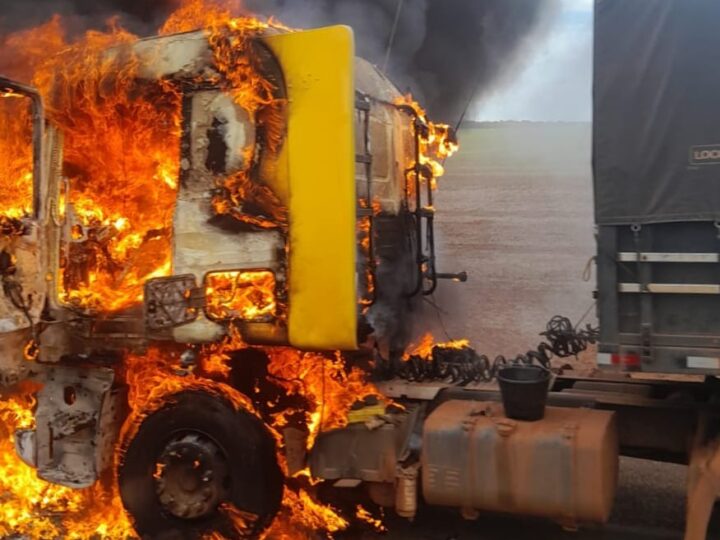 Incêndio atinge caminhão carregado com soja na MT-242, próximo a Nova Ubiratã