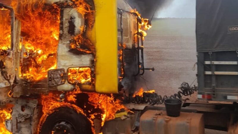 Incêndio atinge caminhão carregado com soja na MT-242, próximo a Nova Ubiratã