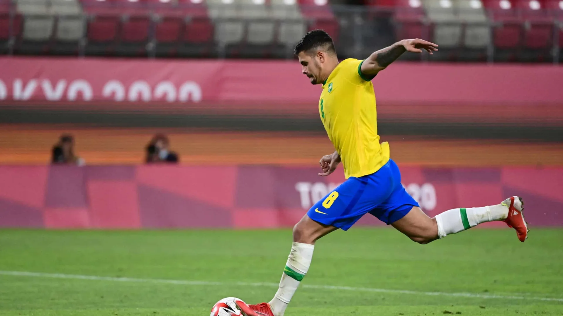 Bruno Guimarães sofre grave lesão e abre chance de Ancelotti testar novos volantes na seleção