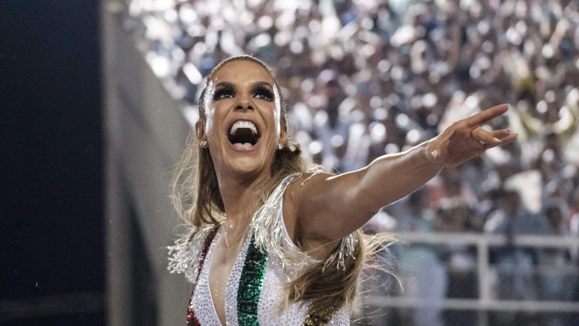 Ivete homenageia Preta Gil em estreia em megabloco patrocinado no Rio de Janeiro