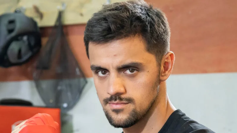 Felipe Simas é internado e passa por cirurgia no tornozelo