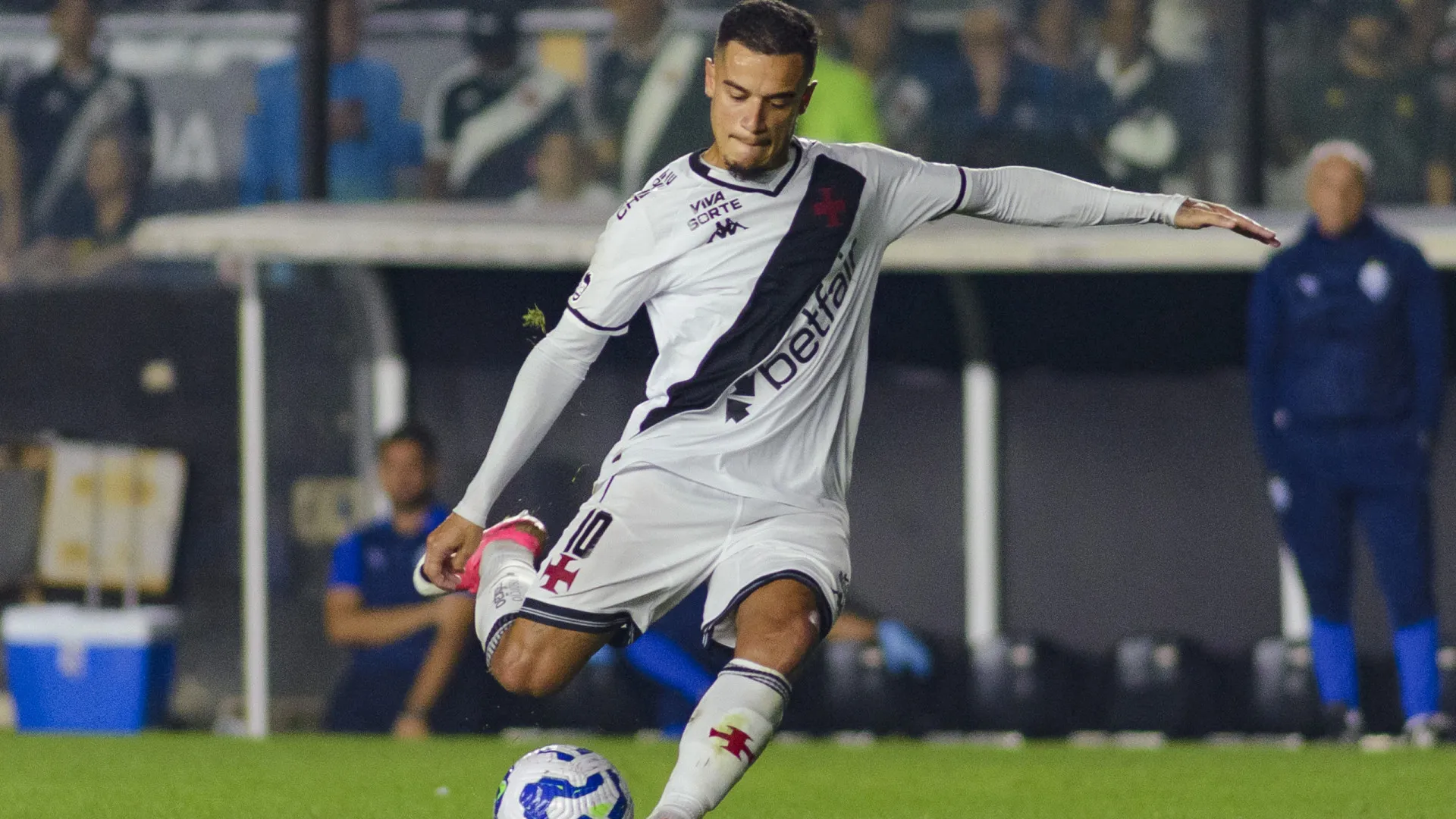 Coutinho diz ao Vasco que quer rescindir contrato