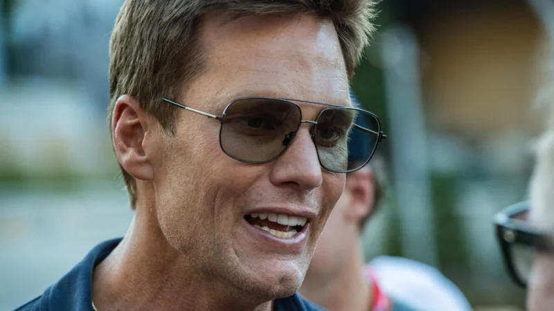 Tom Brady curte viagem em Milão com os filhos Benjamin e Vivian