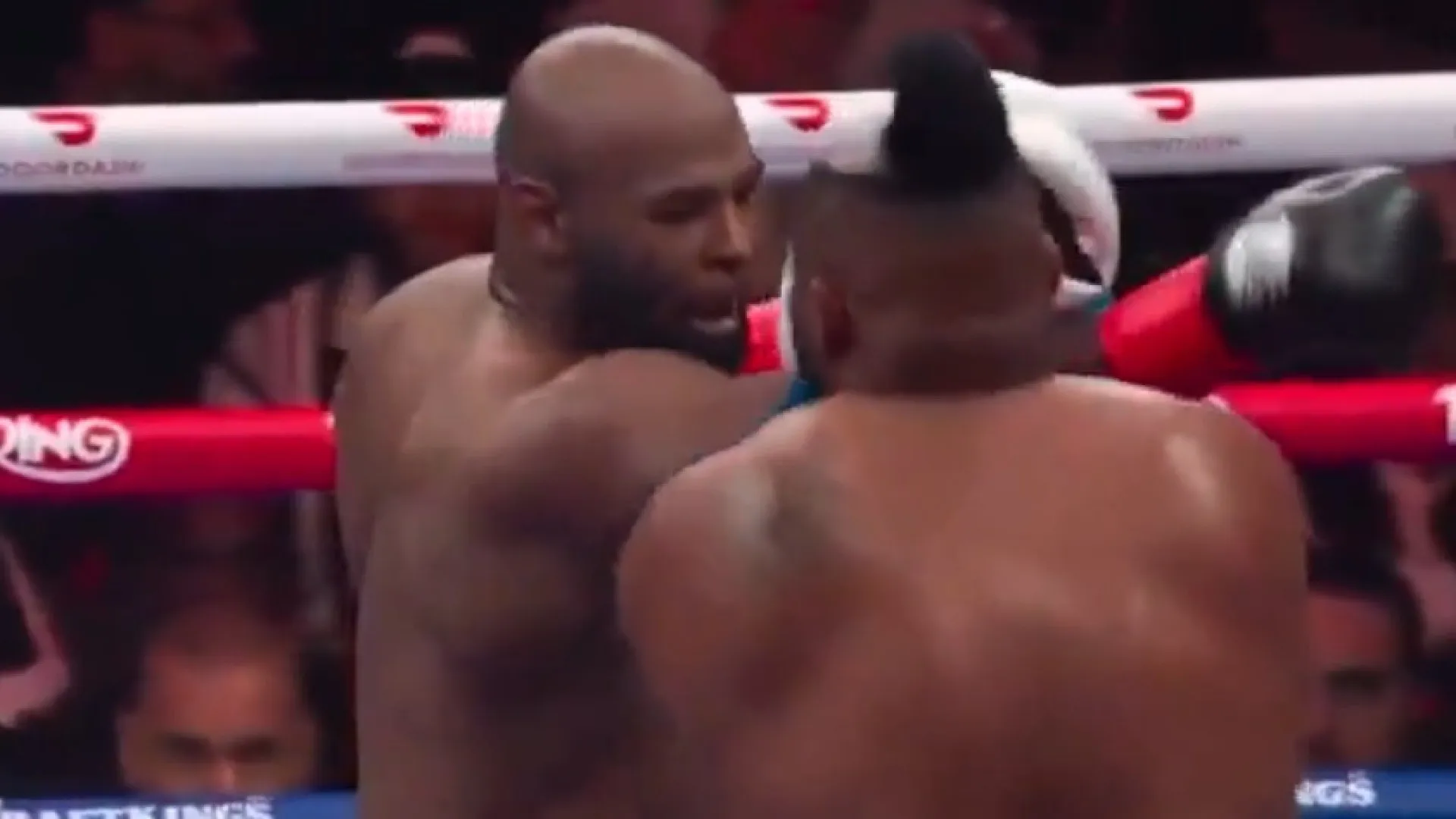 Boxeador Jarrell Mil tem peruca arrancada por oponente durante luta
