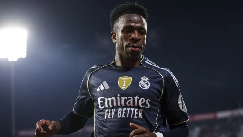 Painel da Fifa discute punir atletas que taparem boca após acusação de Vini