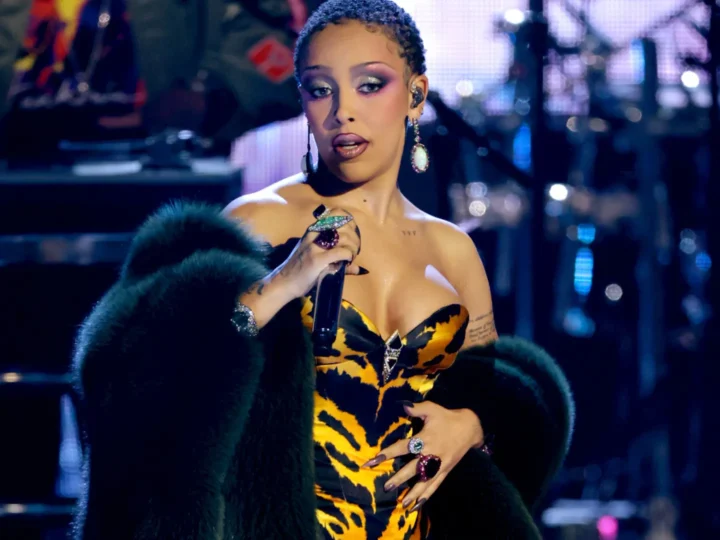Doja Cat canta sobre sexo e paixão em show provocativo em São Paulo