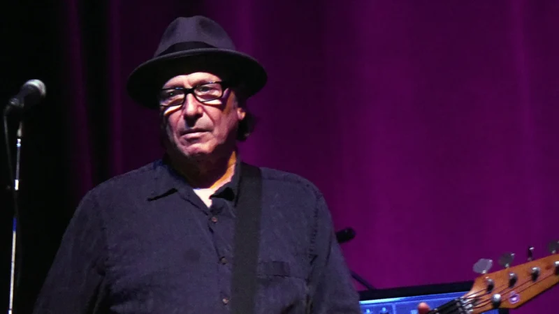 Morre Fred Smith, que foi baixista da banda de rock Television, aos 77 anos