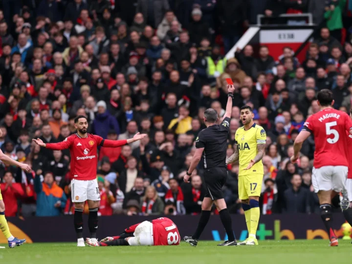 United aproveita expulsão, bate Tottenham e vence a quarta seguida