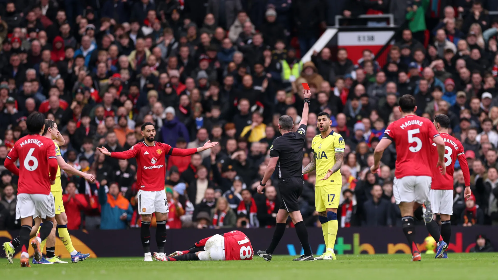 United aproveita expulsão, bate Tottenham e vence a quarta seguida