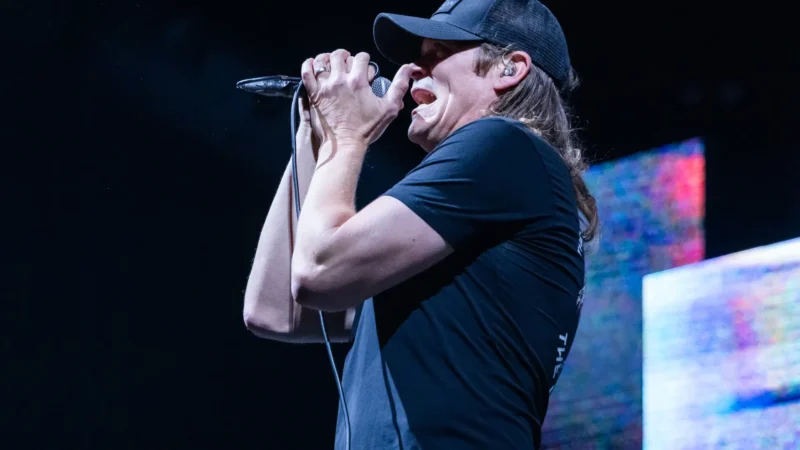 Brad Arnold, vocalista da banda 3 Doors Down, morre aos 47 anos