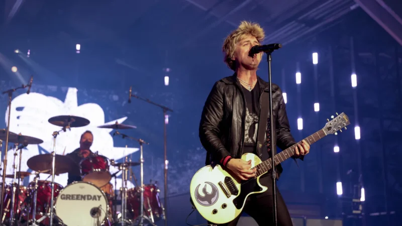 Billie Joe, do Green Day, diz em show que agentes do ICE deveriam pedir demissão