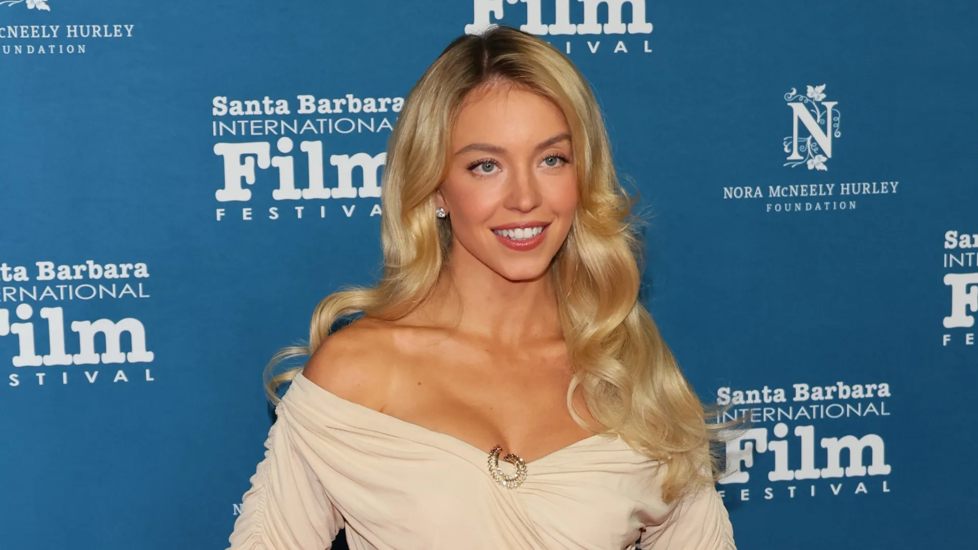 Sydney Sweeney usa look inspirado em Marilyn Monroe