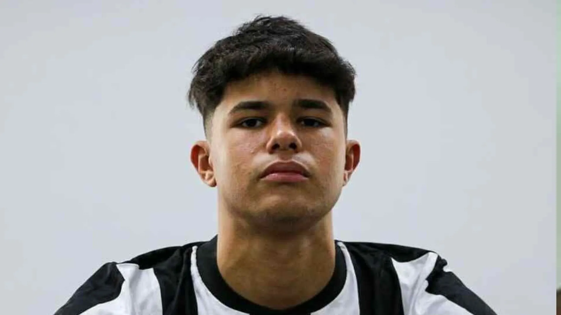 Bruninho Samudio faz 16 anos e assina 1º contrato profissional com Botafogo