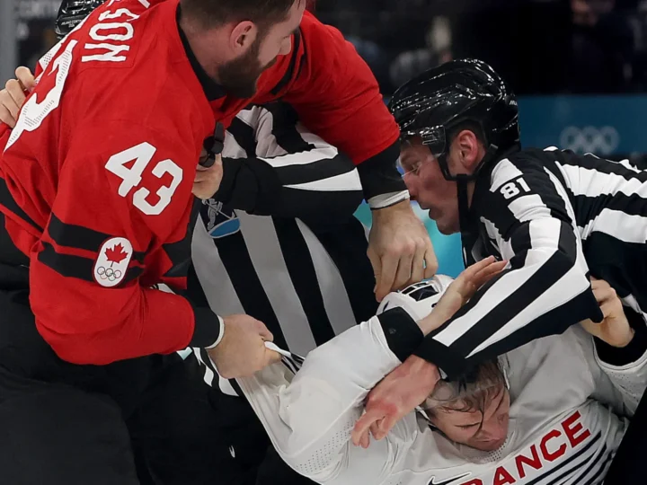 Jogadores brigam feio durante partida de hóquei no gelo; vídeo