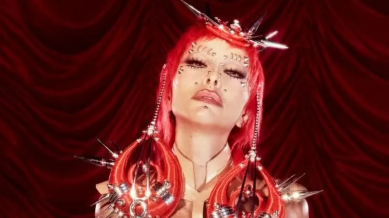 Sabrina Sato simula nudez e surge com piercings no rosto na Sapucaí