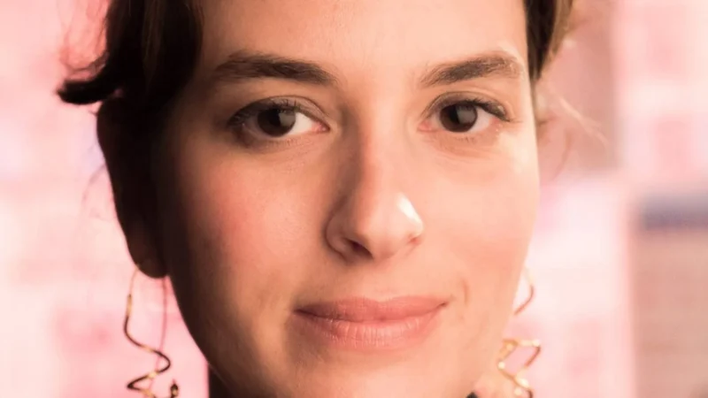 Obra de Camila Appel transforma o tabu da morte em gesto de cuidado