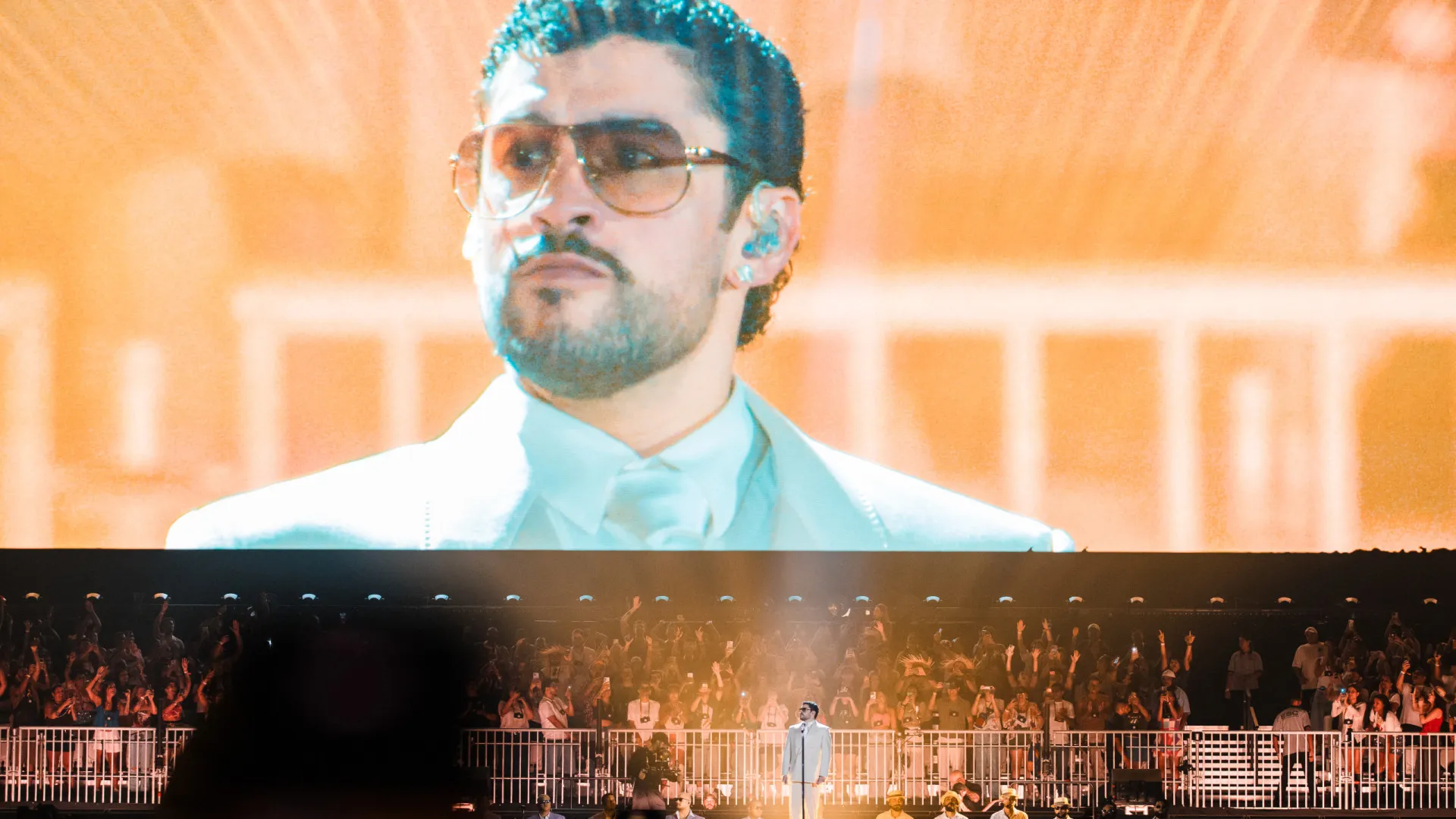 Bad Bunny veste casaco de Pelé, usado na Copa de 1966, durante show no Brasil