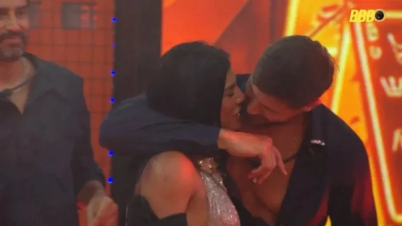 Jonas Sulzbach e Marciele se beijam na pista de dança no BBB 26