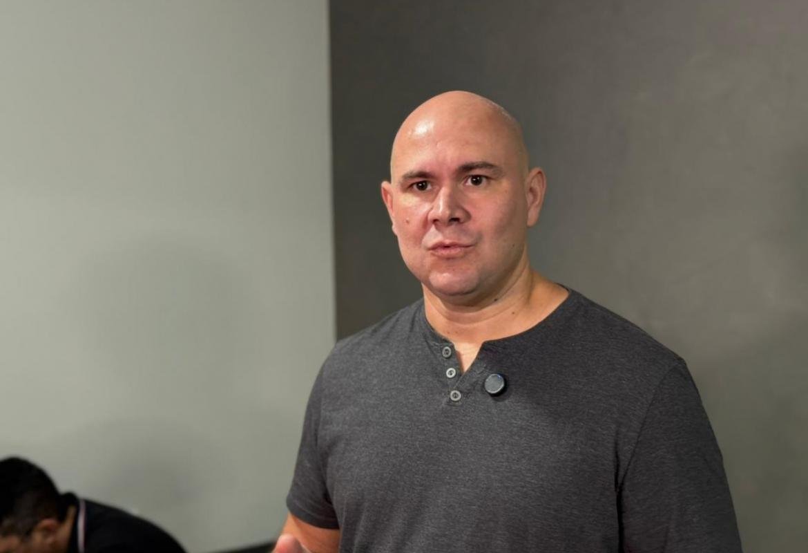 Denúncia em evento público expõe possível irregularidade na saúde de Cuiabá e gera reação imediata do prefeito