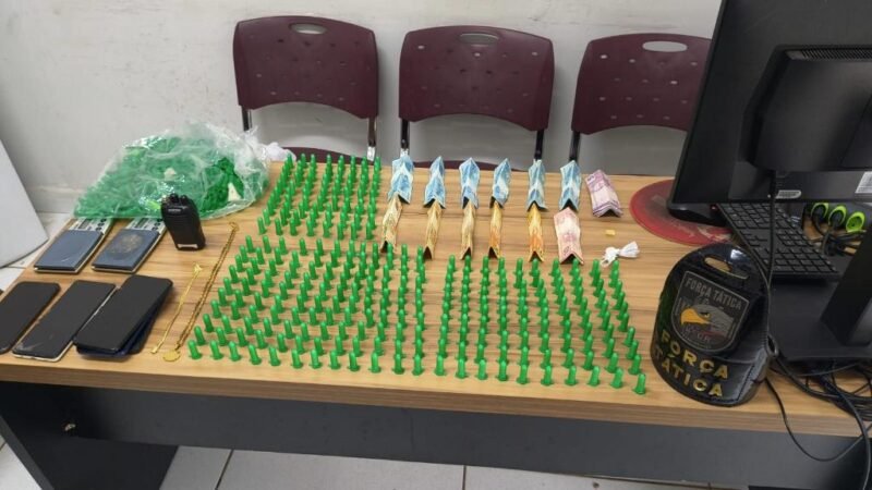 Força Tática prende faccionados com 300 porções de cocaína e dinheiro do tráfico