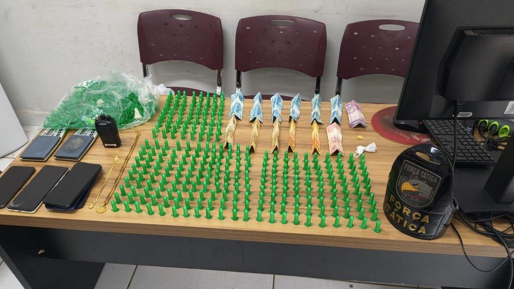 Força Tática prende faccionados com 300 porções de cocaína e dinheiro do tráfico