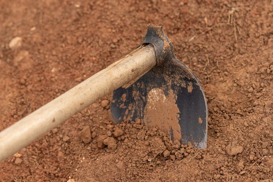 Discussão entre irmãos termina com golpe de enxada e jovem preso em Nova Mutum