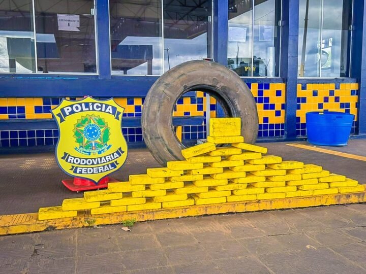 PRF apreende mais de 52 kg de cocaína escondidos em estepe de caminhonete na BR-364