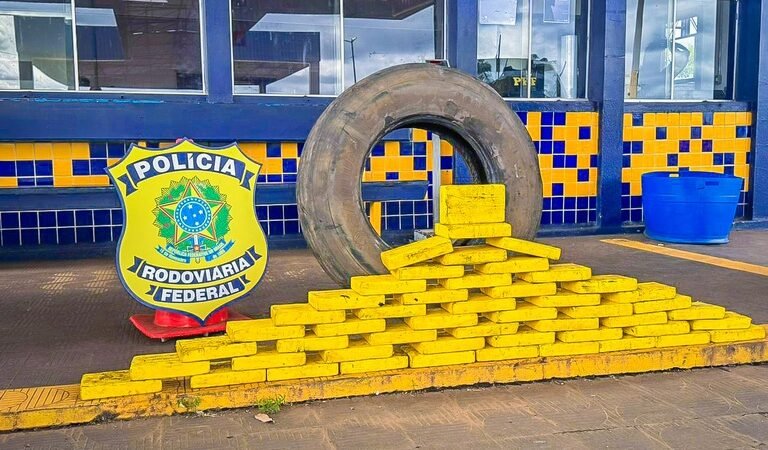PRF apreende mais de 52 kg de cocaína escondidos em estepe de caminhonete na BR-364