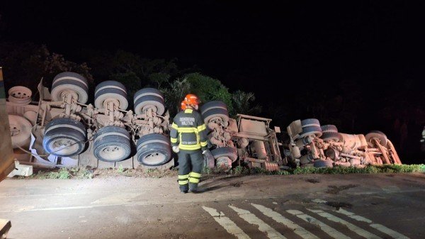 Motorista morre após carreta tombar na BR-163 em Guarantã do Norte