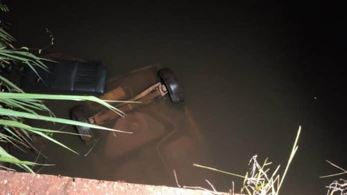 Homem morre após carro capotar e cair em rio na zona rural em MT