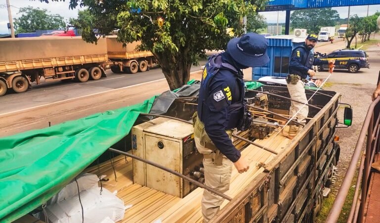 PRF flagra irregularidades em carga de madeira e encaminha caso à Polícia Federal